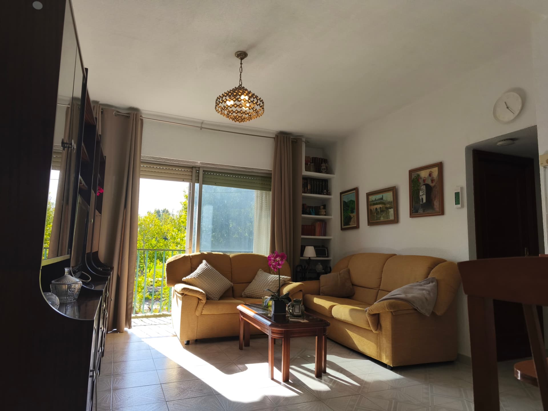 Salón de Vía Lusitana con zona de estar y ventana al exterior