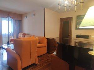 Salón con piano de la vivienda en nuda propiedad en Las Rosas, Madrid